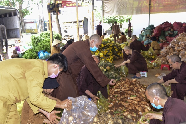 Chùa Hoằng Pháp: Tiếp tục hỗ trợ người dân khó khăn trong đại dịch Covid (đợt 8)